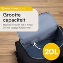 Zwarte reistas open met zicht op 20 liter inhoud en meerdere vakken.