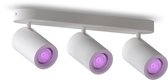 Witte opbouwspot met drie spotjes, elk met paars licht.