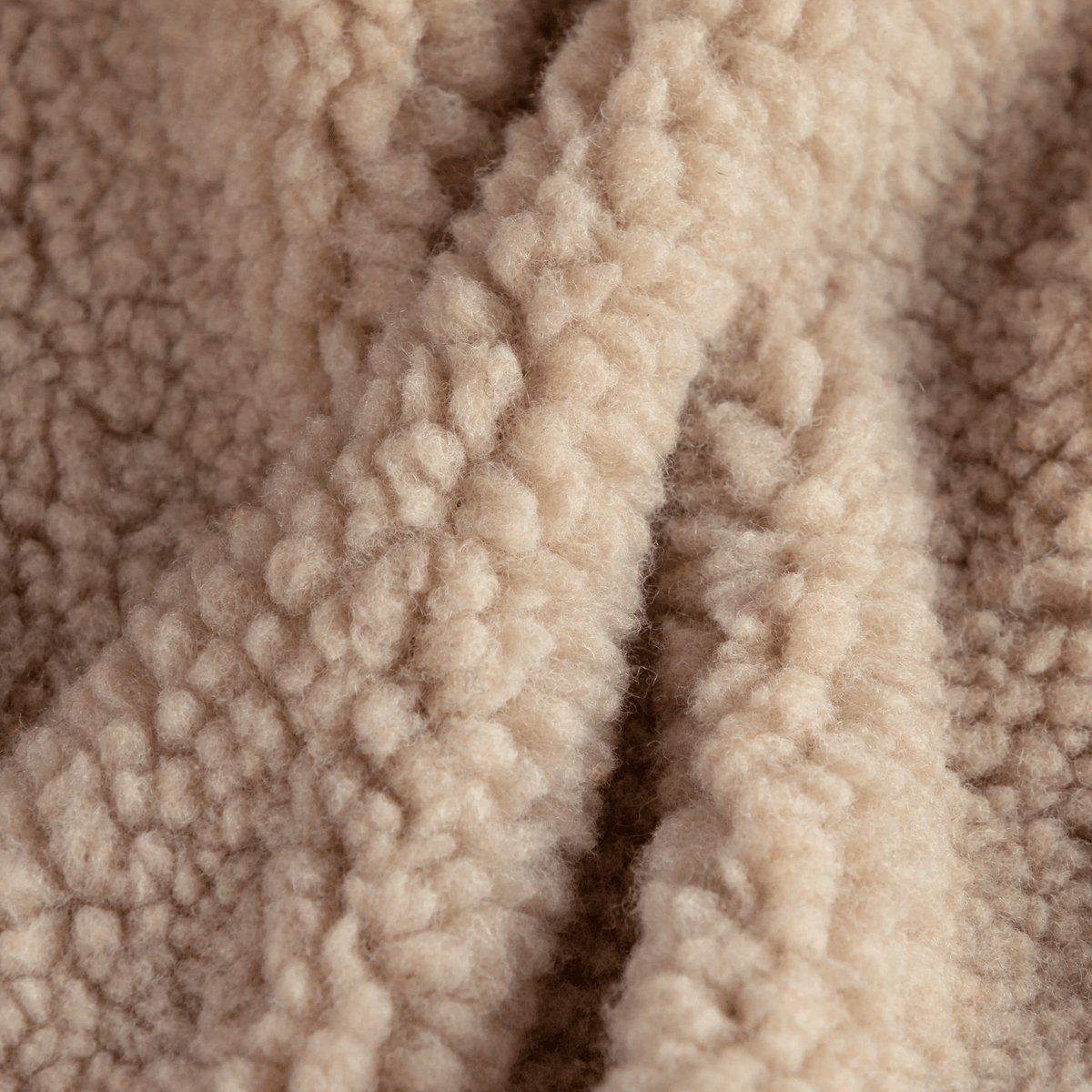 Afbeelding 2 van Stoov Warmtedeken | Big Hug XL | Duurzaam & Draadloos | Infrarood warmtedeken | Verwarmd stoelkleed | 45x135 cm | Off-White XL | Woolly | Standard batterij