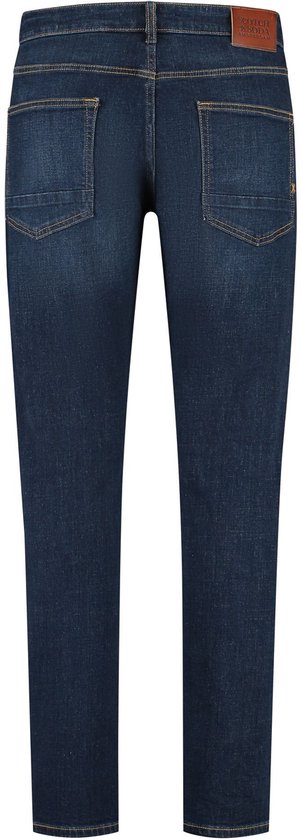 Achterkant van een lichtblauwe jeans met leren label en kont kontrast stiksels.