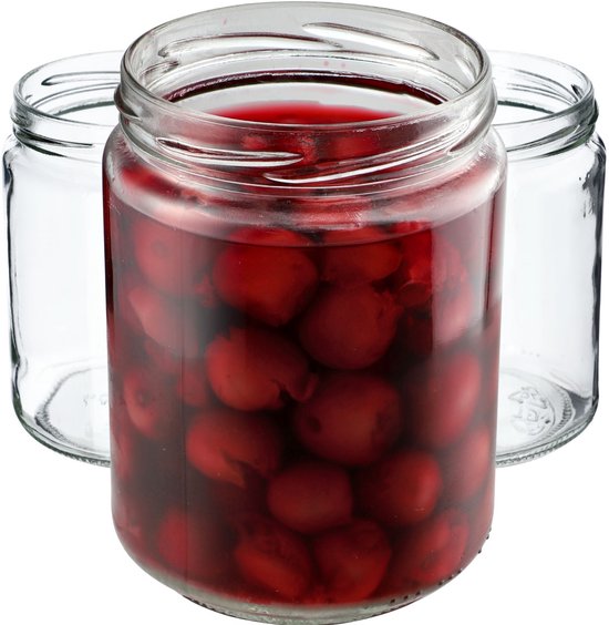 Glazen pot met ingelegde kersen in rood sap, met twee lege potten erachter.