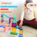 Meisje speelt met een kleurrijke magnetische racebaan en auto's. Verbeterde cognitieve vaardigheden.