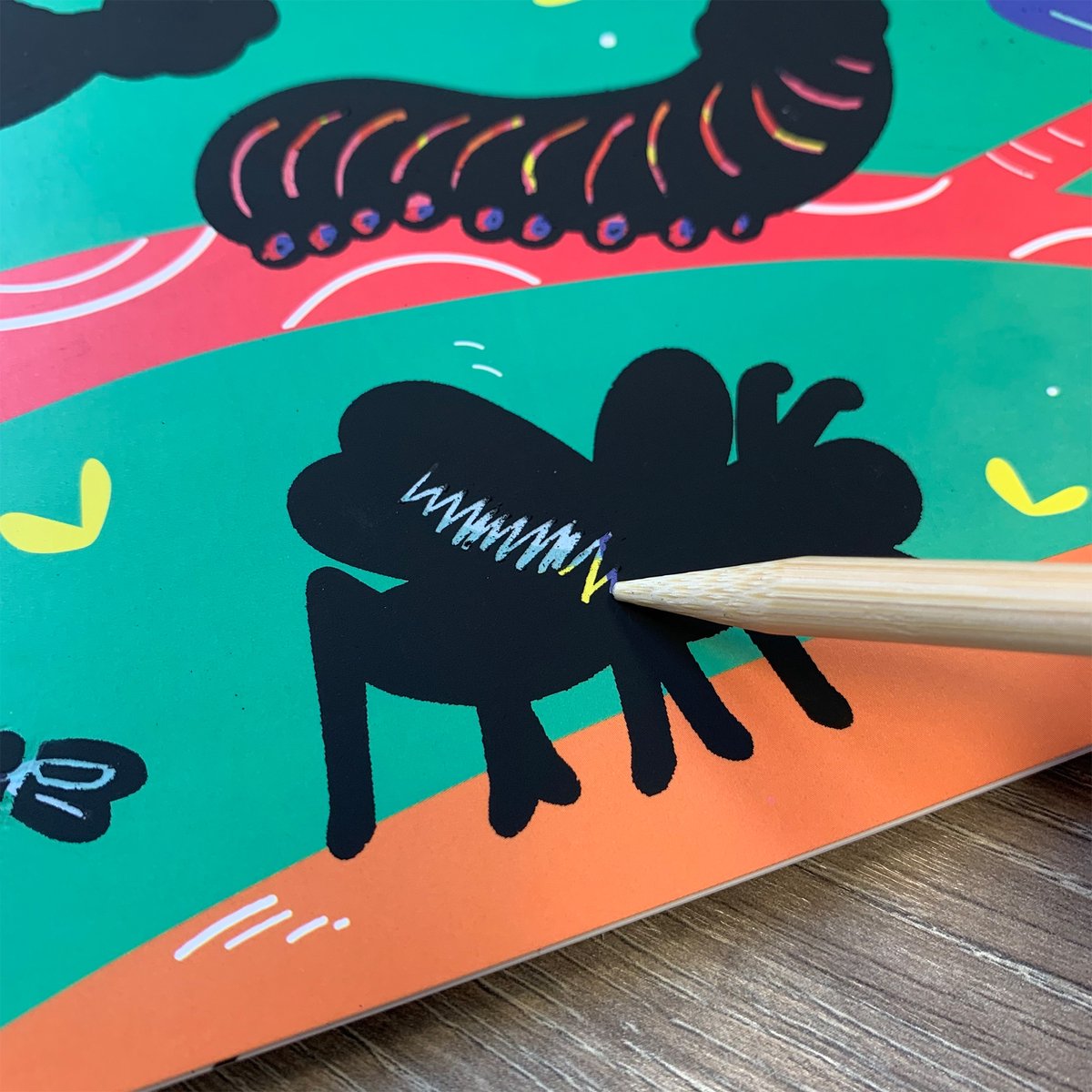 SES Creative - Activiteiten Doe kleurboek metallic 3 in 1 - stoere illustraties – kleuren, mozaïek en stickers plakken – kleurboek voor kinderen — afbeelding 2