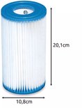 Eén witte Intex zwembadfilter met blauwe boven- en onderranden, met afmetingen 20,1 cm hoog en 10,8 cm breed.