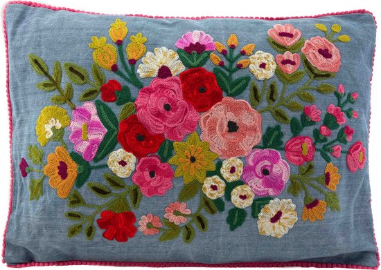 Only Natural. Sierkussen rectangulaire brodé bleu denim avec fleurs rouge-rose-jaune 35x50cm
