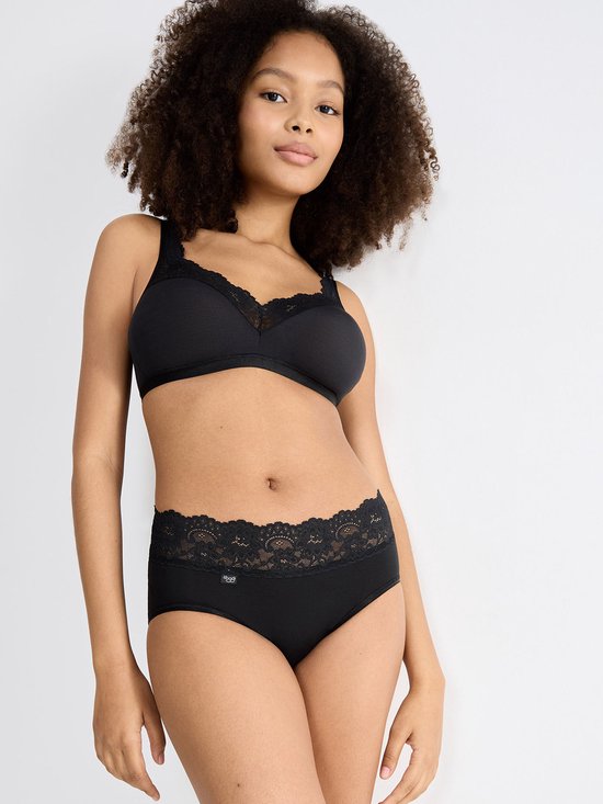 Model met krullend haar in een zwarte beha en slip met kanten randen.
