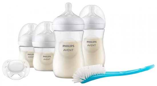 Set van vier Philips Avent babyflessen met melk, een witte fopspeen en een blauwe flessenborstel.