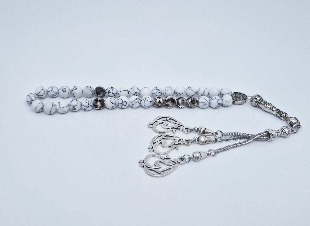 Handgemaakte naam tasbih 33 Kralen Natuursteen “Howlite Wit” - met metaal tassel- Met je naam of de naam van uw geliefde- 8 mm diameter van de korrel