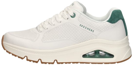 Witte Skechers sneaker met groene hiel en bruine zool, met zichtbaar luchtkussen.