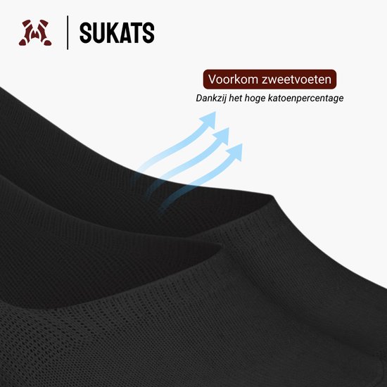 Close-up van de zwarte stof van Sukats sneakersokken met pijlen die ademend vermogen aanduiden.