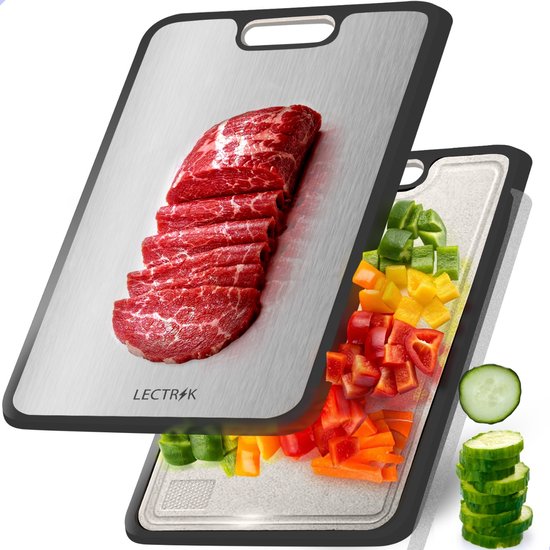 Twee snijplanken, een met gesneden vlees op titanium en een met gesneden paprika en komkommer.