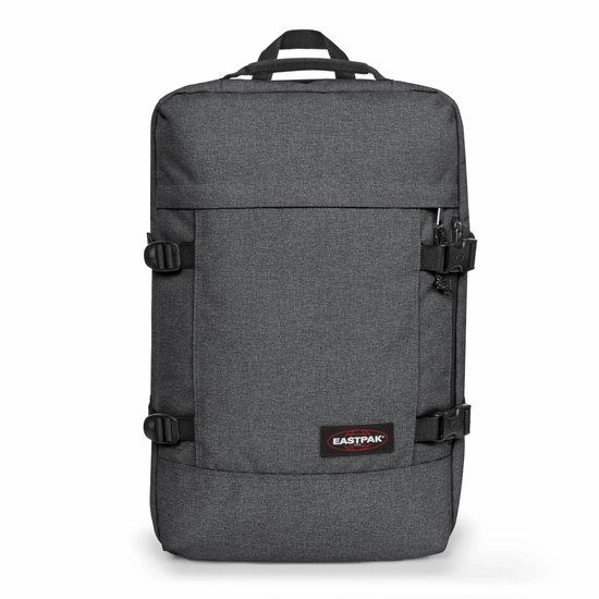 Eastpak rugzak in Black Denim met een rode Eastpak patch, gespen aan de zijkant en draaglussen.