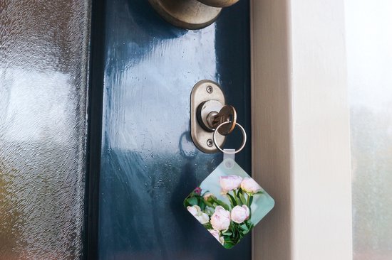Porte-clés - Bourgeons de pivoines roses dans un vase - Plastique