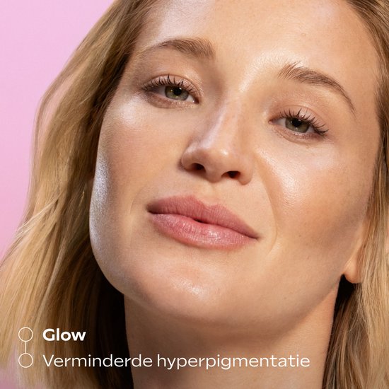 Close-up van een vrouwengezicht met een stralende gloed en verminderde hyperpigmentatie.