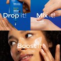 Collage: Druppel serum uit flesje, crème mengen op hand, vrouw brengt serum aan op gezicht. Teksten: 'Drop it!', 'Mix it!', 'Boost it!'.