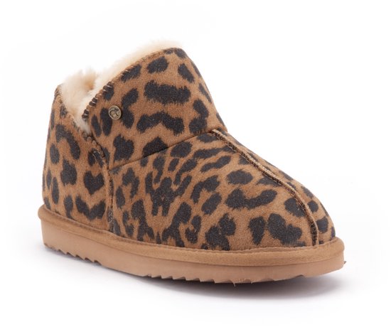 Bruine suède pantoffel met luipaardprint en beige fleece voering.
