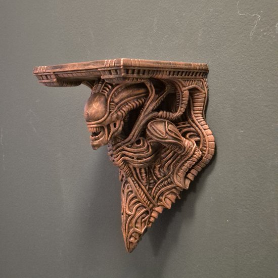 1. Alien Wandplank – Decoratief Plankje in Sci-Fi Stijl – Beeldhouwwerk voor Muurdecoratie