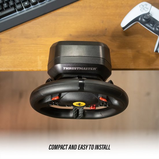 Race stuur met Ferrari logo, gemonteerd op een bureau met toetsenbord en controller. Tekst: COMPACT AND EASY TO INSTALL.