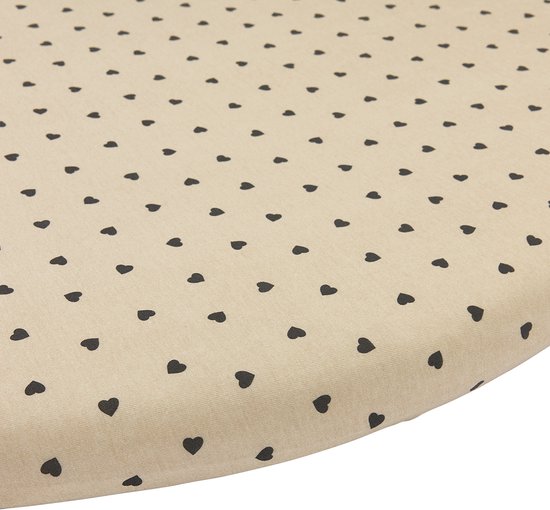 Detail van een rond hoeslaken in soft sand met een all-over print van kleine zwarte hartjes.