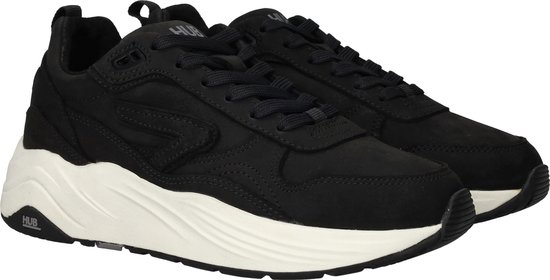Zwarte HUB sneakers met witte zolen, zwart veters en HUB logo's.