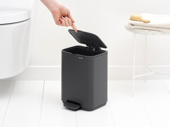 Brabantia Bo Pedaalemmer – ruimtebesparende kleine prullenbak,badkamer prullenbak, 4 liter, mineraal grijs