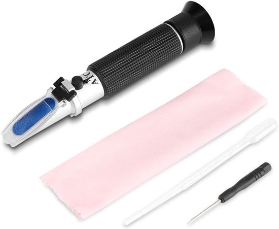 Refractometer met zwarte grip, een blauw prisma, een lichtroze poetsdoek, een pipet en een kleine schroevendraaier.