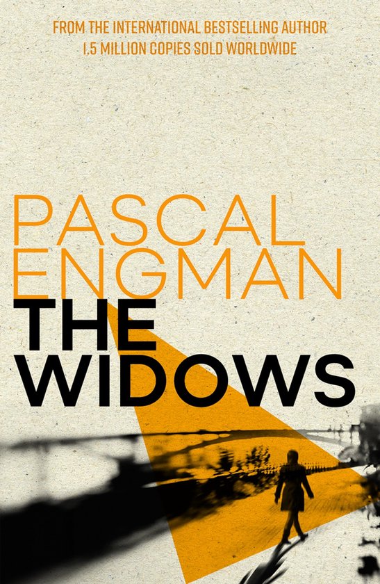 Boek "The Widows" van Pascal Engman, met gele driehoek en schaduw van een persoon op de voorgrond.
