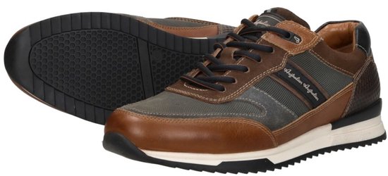 Bruine herensneaker met een combinatie van leer en textiel, veters en een rubberen zool.