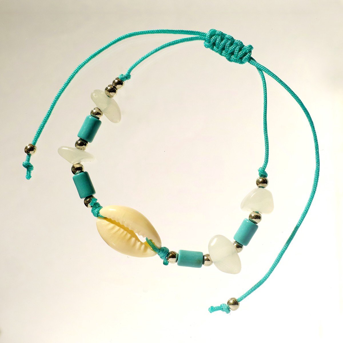 Armband met kauri schelp, turquoise kralen, zilveren accenten en witte natuursteen