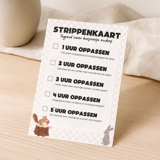 Strippenkaart 'tegoed voor kersverse ouders' met vakjes voor 1 t/m 5 uur oppassen. Onderaan afbeeldingen van een eekhoorn en een konijn.