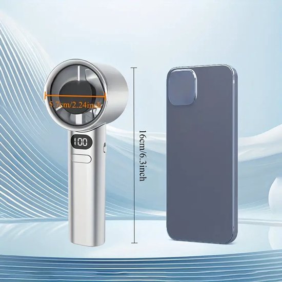 Zilverkleurige draagbare ventilator naast een smartphone, afmetingen 5.7cm/16cm weergegeven.