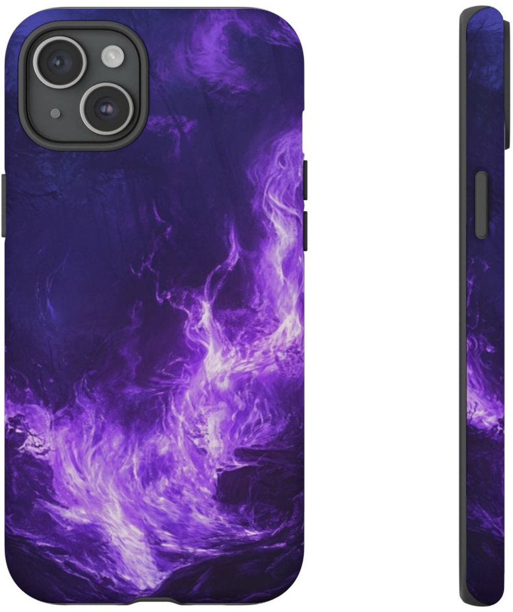 Paarse Vlammen in Donker Bos – Telefoonhoesje Geschikt voor iPhone 15 Plus