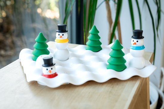 Vrolijke sneeuwpoppen met zwarte hoeden, een met gele en een met blauwe sjaal, omringd door groene kerstboompjes op een witte ondergrond.