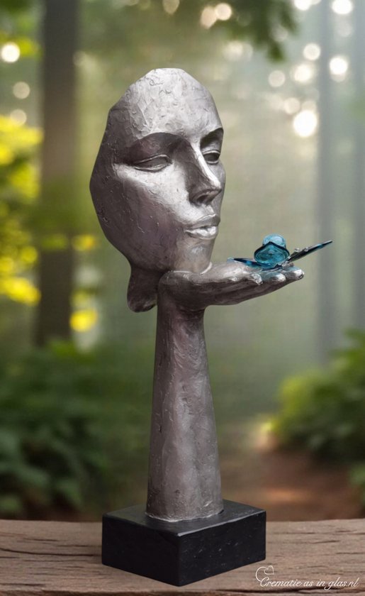 Urn beeld ‘Met een tedere kus laat ik je vrij’ – handgemaakte mini-urn van Murano glas op glazen vlinder – inclusief asverwerking