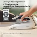 Hand houdt Braun CareStyle 7 Pro strijkijzer vast, 's werelds eerste gecertificeerde ergonomische strijkijzer.