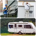 Man spuit dakgoot schoon, man schildert dakrand, ladder bij camper.