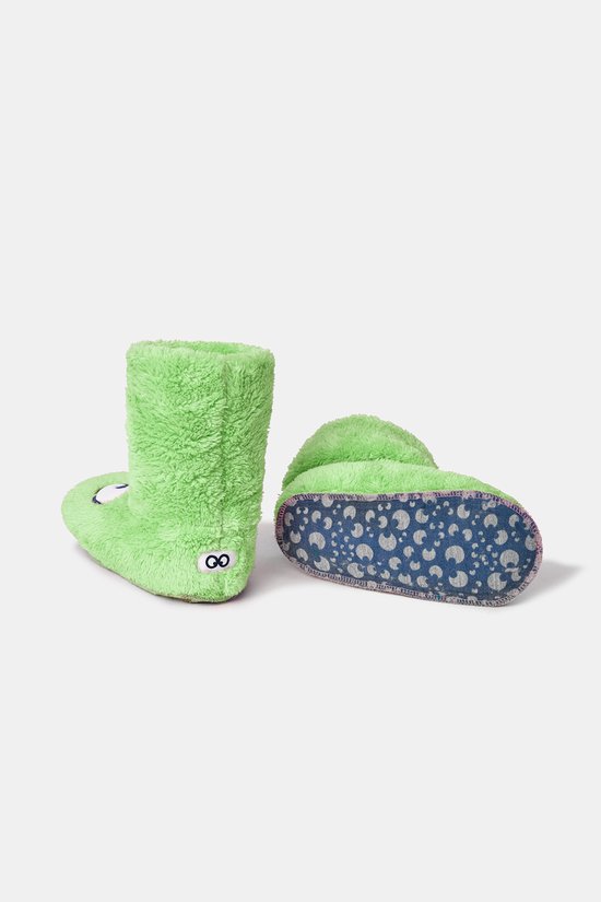 Groene pluche laarsjespantoffels met een witte oogprint en een blauwe zool met kattenpootjes.