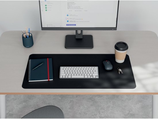 Zwarte Leitz bureauonderlegger met toetsenbord, muis, notebook, koffiebeker en sleutels op een bureau.