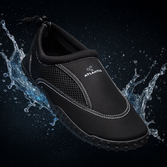Zwarte waterschoen met witte stiksels, mesh panelen en het Atlantis logo, omringd door een spatwater effect.