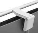 Slanke, zilverwitte BenQ Screenbar Pro klemlamp die is bevestigd aan de bovenrand van een computerscherm.