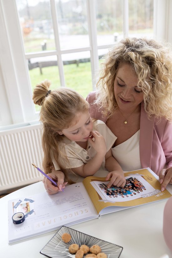 Maan Amsterdam Schoolfotoboek - Roze - A4 - Invulboek voor schoolfoto's - Fotoalbum geschikt voor 17 schooljaren klassenfoto/pasfoto - Inclusief bewaarenvelop