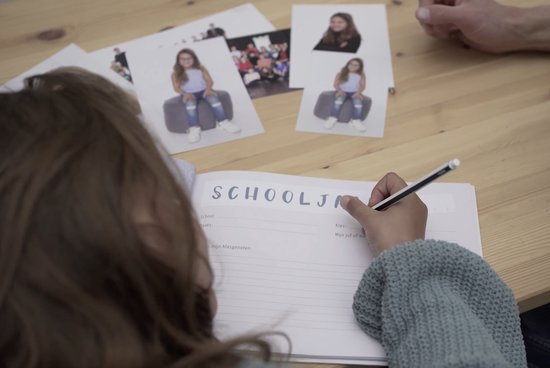Maan Amsterdam Schoolfotoboek - Roze - A4 - Invulboek voor schoolfoto's - Fotoalbum geschikt voor 17 schooljaren klassenfoto/pasfoto - Inclusief bewaarenvelop