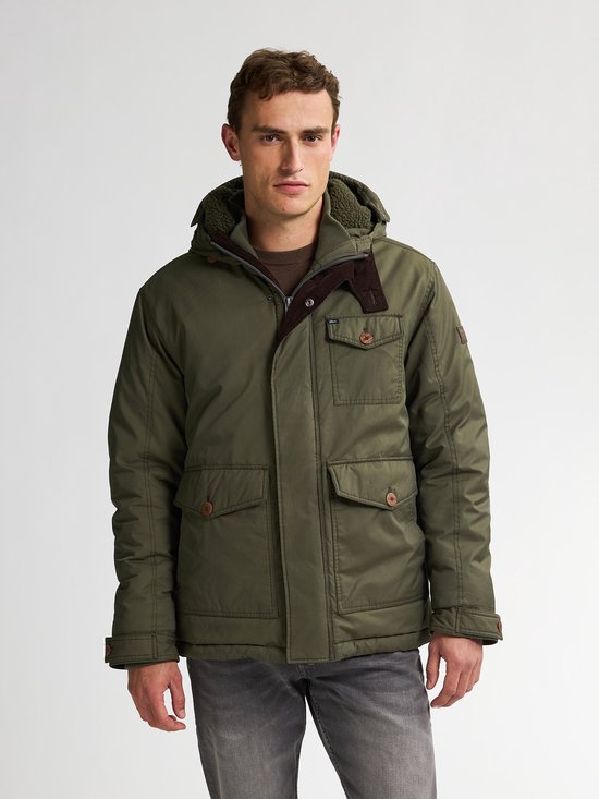 Man in groene parka met capuchon, vier zakken en leren details.