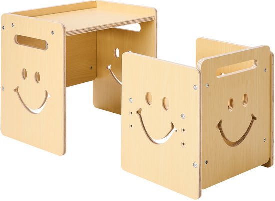 Houten tafel en stoel met lachende gezichten. Set staat op witte ondergrond.