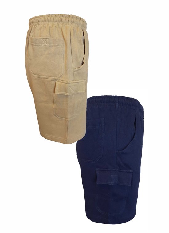 Twee cargoshorts, een zandkleurige en een marineblauwe, met zakken en trekkoord.