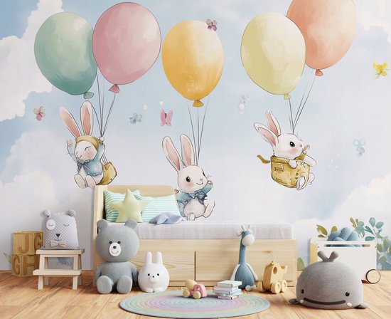 Drie schattige konijnen in kleding zweven aan pastelkleurige ballonnen boven een kinderkamer met bed en knuffels.