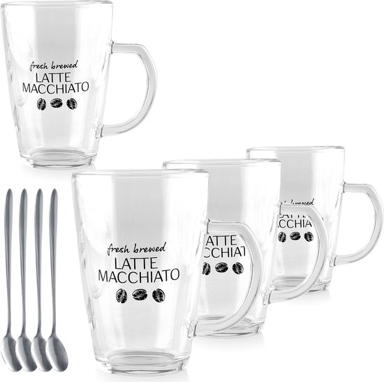 Quatre verres à latte macchiato vides et transparents avec du texte et des images de grains de café, avec cinq cuillères à côté.