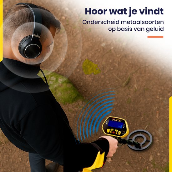 Man met koptelefoon gebruikt gele metaaldetector om ondergrondse schatten te vinden. Tekst: 'Hoor wat je vindt'.