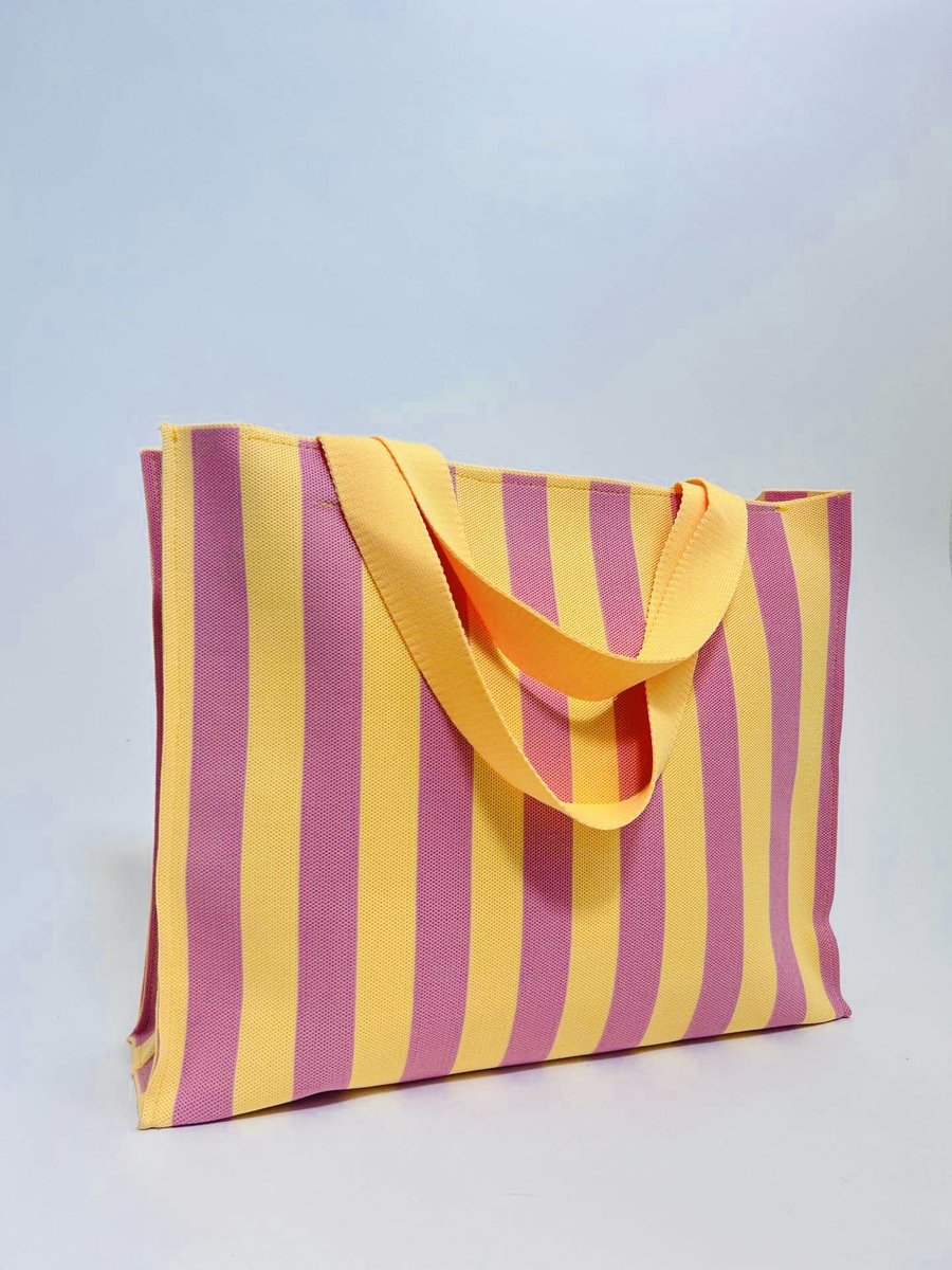 Shopper | Strandtas | Sunny - Gestreept Geel Roze | Polyester 100% - Handtas - 46 cm x 12 cm x 38 cm - Accessoire - Modern - Hip - Trendy - Trendsetter | Fashion - Trending Handig Gadget - Zon - Lente - Zomer - Accessoires - Dames - Kinderen - Vrouw