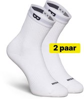 Twee paar witte sportsokken met een grijze band en een zwart B-logo op de boord.